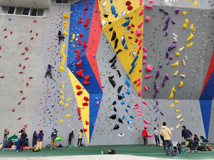 ▲ 4월 1일부터 시민에 개방된 파주시 금릉동 파주스타디움 부지 내에 조성된 국제규격 인공암벽장 ⓒ파주시 제공