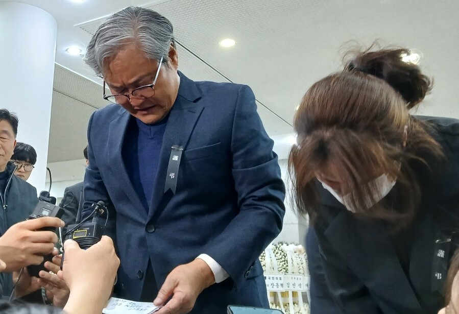 ▲ 손주환 안전공업 대표이사가 26일 오후 대전시청 로비에 마련된 합동분향소에서 참배한 뒤 기자회견을 열고 화재 참사 희생자와 유족에게 공개사과를 하고 있다. ⓒ뉴시스