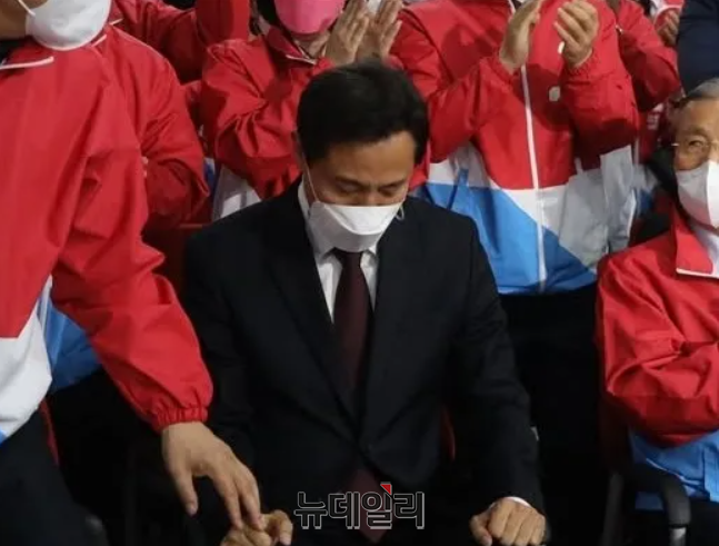 ▲ 2021년 4.7 서울시장 보궐선거에 나섰던 오세훈 당시 국민의힘 서울시장 후보가 8일 새벽 서울 여의도 국민의힘 중앙당사 개표상황실에서 당선이 확정소식을 접한 뒤 고개를 숙이고 있는 모습. ⓒ오세훈 시장 페이스북