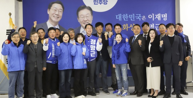 ▲ 김용 전 더불어민주당 민주연구원 부원장(현 정명근 화성시장 예비후보 후원회장)과 지지자들이 정명근 예비후보의 재선의지를 다지고 있다ⓒ정명근 화성시장 예비후보 홍보본부 제공