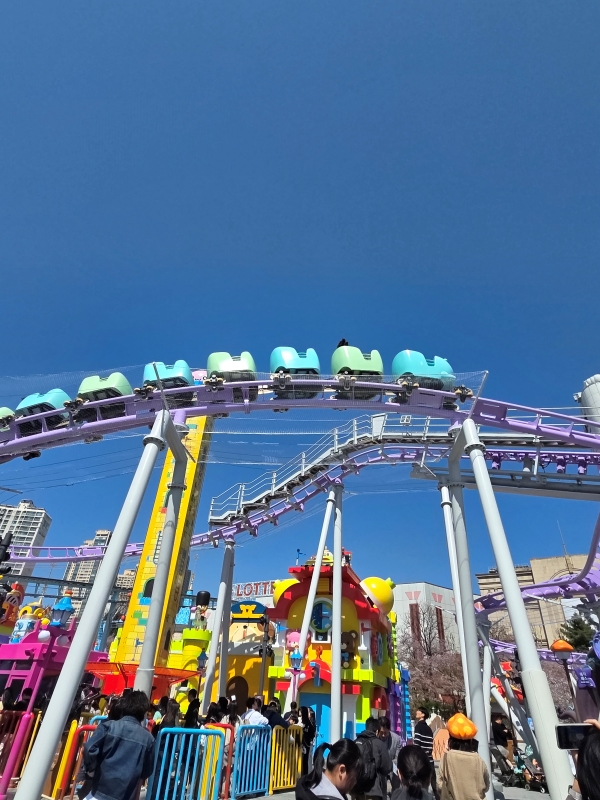 ▲ ‘메이플 아일랜드 존’한가운데 들어선 캐릭터 조형물들ⓒ최신혜 기자