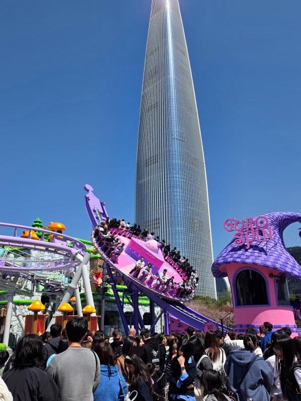 ▲ 자이로 스핀에 탑승하면 석촌호수에 빠지는 듯한 스릴감을 느낄 수 있다. 높이 보이는 롯데월드타워 모습도 장관이다. ⓒ최신혜 기자