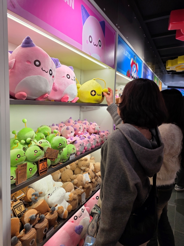 ▲ 메이플 스토어에서 방문객들이 굿즈를 살펴보고 있다.ⓒ최신혜 기자