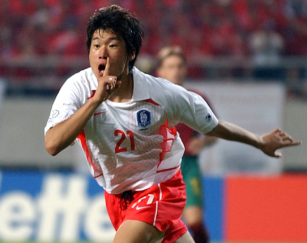 ▲ 박지성을 중심으로 똘똘 뭉친 한국 대표팀은 2002년 한일 월드컵에서 4강 신화를 작성했다.ⓒ연합뉴스 제공