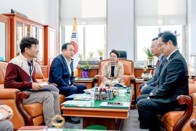 ▲ 재경부 비축부동산을 궐동지구대 부지로 관리전환해 줄 것을 요청하는 이권재 시장ⓒ오산시 제공