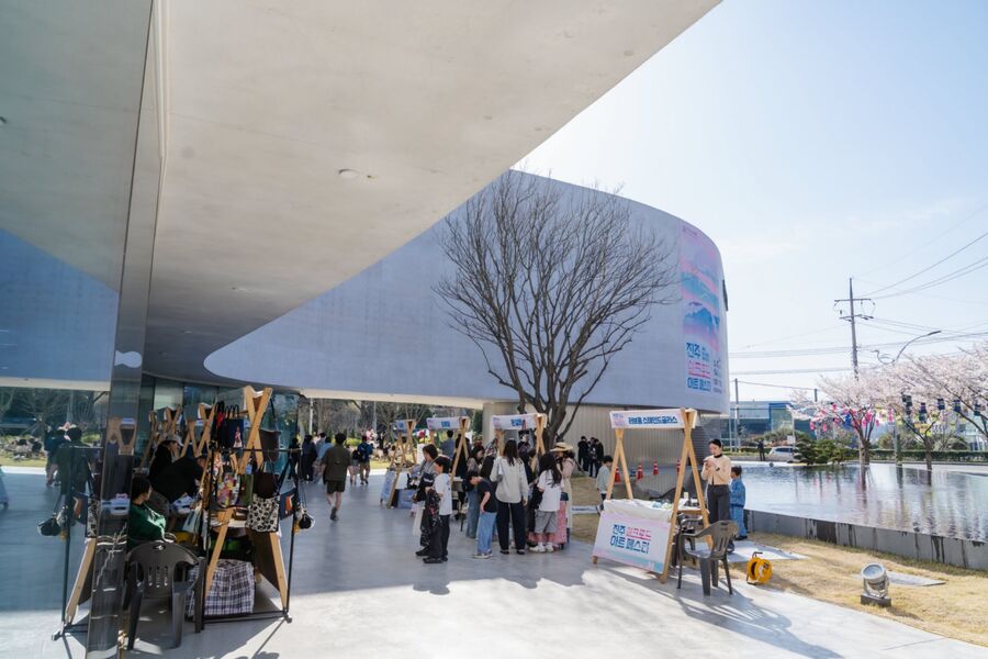 ▲ '진주실크로드 아트페스타’가 지난 4~5일 시민과 국내외 관광객의 큰 호응 속에 성공적으로 마무리됐다.ⓒ진주시