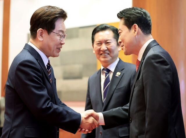 ▲ 이재명 대통령이 7일 청와대에서 열린 여야정 민생경제협의체 회담 및 오찬에서 장동혁 국민의힘 대표와 악수하고 있다. ⓒ뉴시스