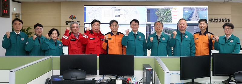 ▲ 충남도 재난안전상황실에서 열린 종합 모니터링시스템 준공식에서 홍종완 행정부지사를 비롯한 관계자들이 기념촬영을 하고 있다.ⓒ충남도