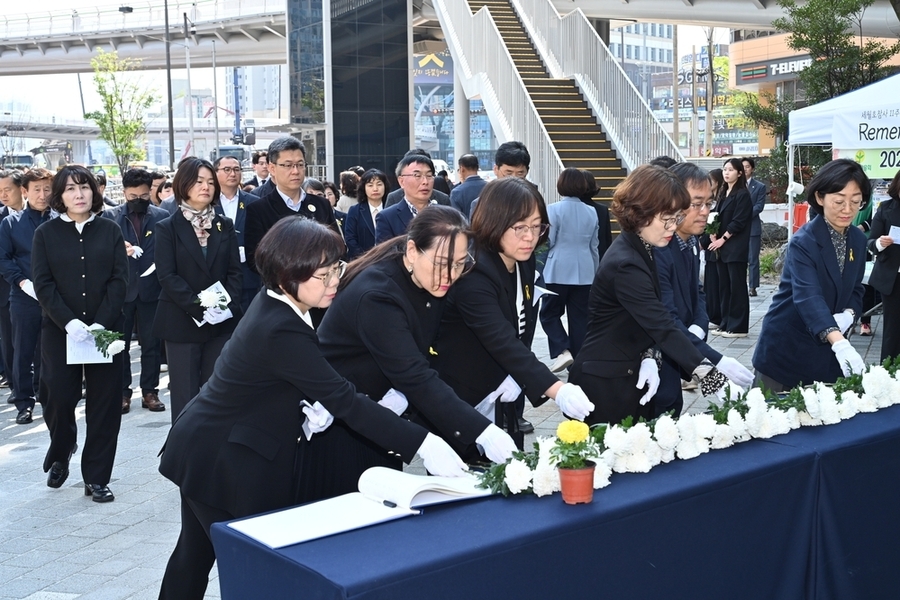 ▲ 세월호 참사 추모제 공무원 참배ⓒ광주광역시 남구청 제공