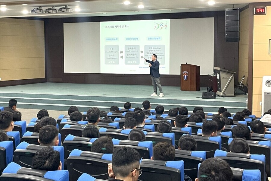 ▲ 지난 6일 육군보병학교에서 김석환 광주스포츠과학연구원 원장이 대위 및 신임 장교 지휘 참모과정 교육생을 대상으로 ‘집중 체력 단련 과학화 프로그램’ 교육을 진행하고 있다.ⓒ광주광역시체육회 제공