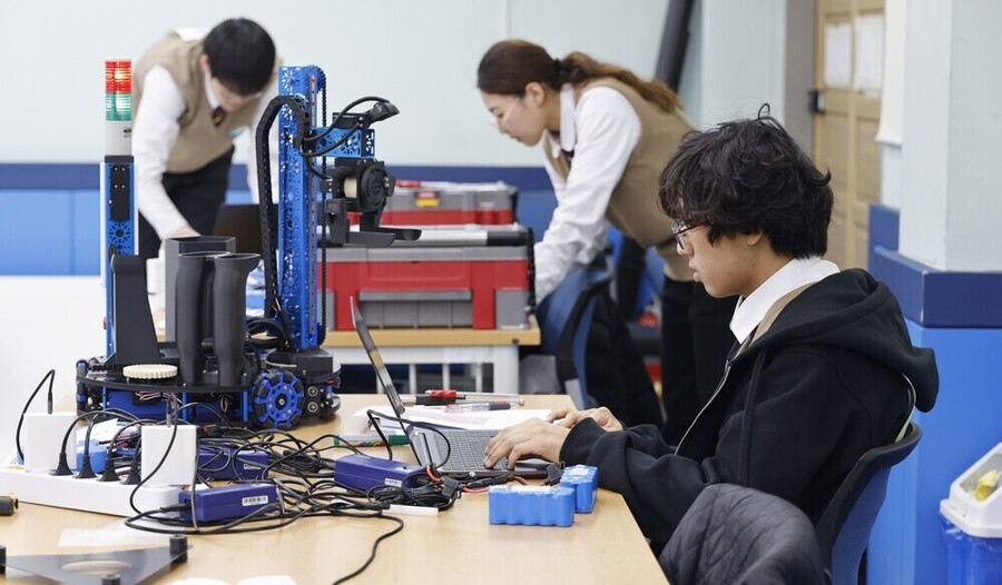 ▲ 7일 광주소프트웨어마이스터고에서 진행한 광주기능경기대회 모바일로보틱스 종목에서 학생들이 로봇을 조립 및 코딩하고 있다.ⓒ광주시교육청 제공