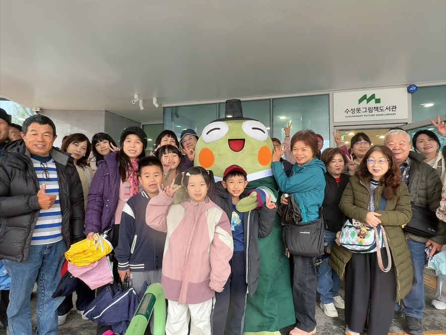 ▲ 수성못 그림책도서관을 방문한 대만 관광객들이 기념 촬영을 하고 있다.ⓒ수성구