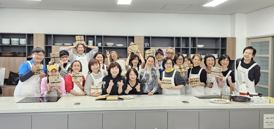 ▲ 한국음식탐방투어에 참가한 대만 관광객들이 한국전통문화체험관에서 기념 촬영을 하고 있다.ⓒ수성구