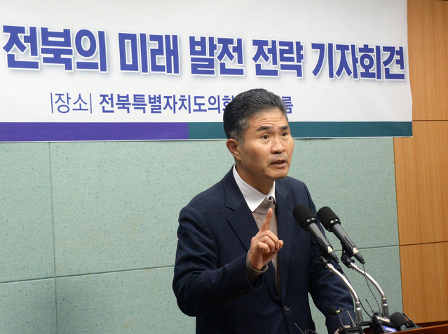 ▲ 더불어민주당 김제시 이원택 국회의원이 지난해 11월 19일 전북 전주시 전북특별자치도의회 기자회견장에서 '전북의 미래 발전 전략' 기자회견을 열고 질의에 답변하는 모습. ⓒ뉴시스