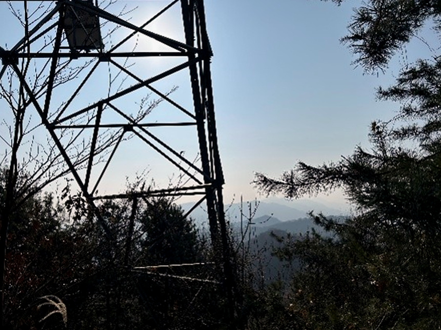 ▲ 문안산 송전탑에 설치된 산불감시 카메라 ⓒ남양주시 제공