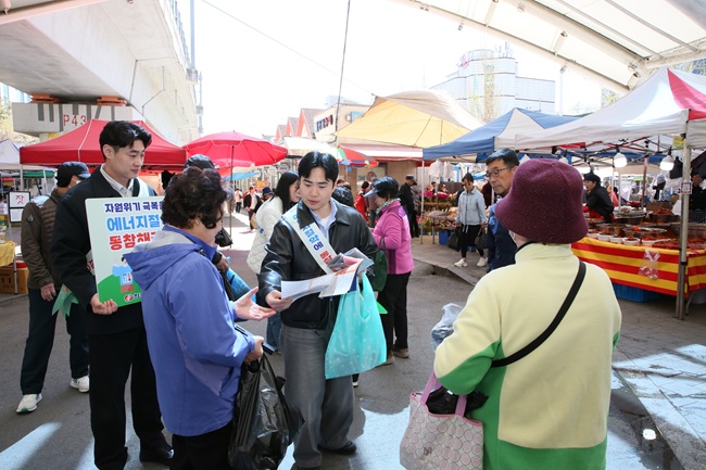 ▲ 한전 강원본부가 춘천시청과 합동으로 7일 춘천 풍물시장에서 상인들과 시민들을 대상으로 '에너지 절약 한마음 거리 캠페인'을 전개했다. ⓒ한전 강원본부