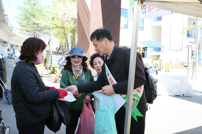 ▲ 한전 강원본부가 춘천시청과 합동으로 7일 춘천 풍물시장에서 상인들과 시민들을 대상으로 '에너지 절약 한마음 거리 캠페인'을 전개했다. ⓒ한전 강원본부