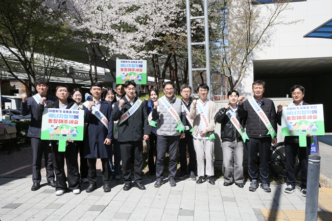 ▲ 한전 강원본부가 춘천시청과 합동으로 7일 춘천 풍물시장에서 상인들과 시민들을 대상으로 '에너지 절약 한마음 거리 캠페인'을 전개했다. ⓒ한전 강원본부