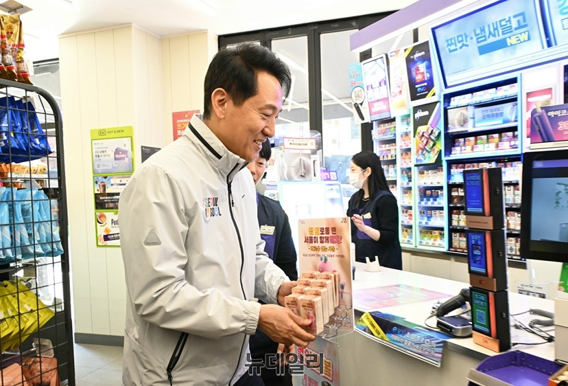 ▲ 오세훈 서울시장이 7일 대학로의 한 편의점을 찾아 고립·은둔 청년 정책을 안내하는 포토카드를 비치하고 있다. ⓒ서울시