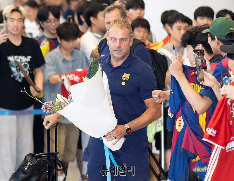 ▲ 한지 플릭 FC바르셀로나 감독이 지난해 7월 29일 인천국제공항 제2여객터미널을 통해 입국하는 모습. ⓒ서성진 기자