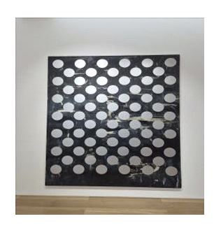 ▲ 김용익 작가는 40여 년간 실험해온 ‘땡땡이 회화’를 통해 모더니즘의 완결성에 균열을 내며 장황한 상념과 세월의 흔적을 담아낸다.ⓒ갤러리 히든스페이스