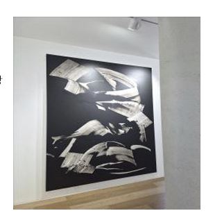 ▲ 유주희 작가는 스퀴지(squeegee)를 활용해 물감을 밀고 긁어내는 반복적 신체 행위를 지속한다. 이를 통해 형성된 청색의 색면은 명상적인 깊이를 자아낸다.ⓒ갤러리 히든스페이스