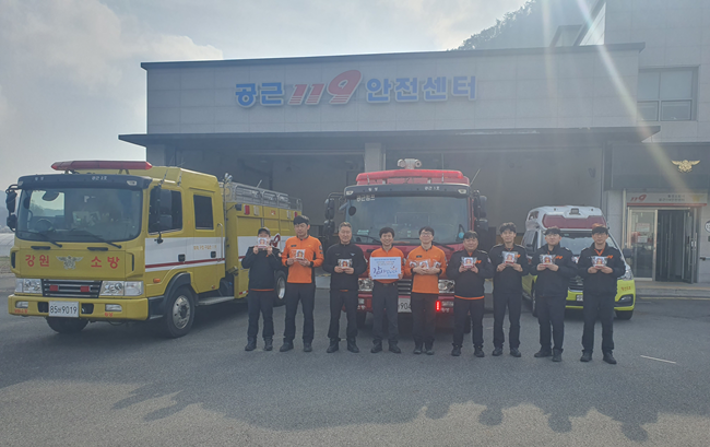 ▲ 원주시청소년수련관 소속 베이킹동아리 '소심' 청소년들이 직접 만든 쿠키과 감사편지를 지난 4일 횡성군 공근119안전센터에 전달했다. ⓒ강원서부보훈지청