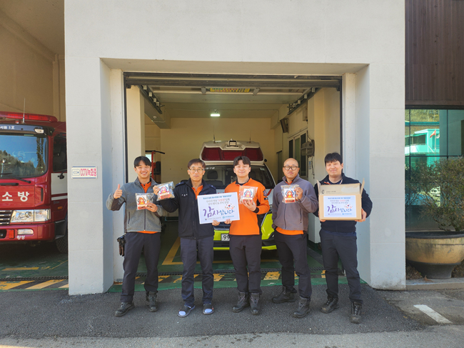 ▲ 원주시청소년수련관 소속 베이킹동아리 '소심' 청소년들이 직접 만든 쿠키과 감사편지를 7일 횡성군 서원119안전센터에 전달했다. ⓒ강원서부보훈지청