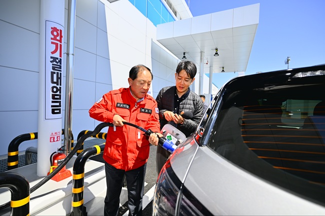 ▲ 이병선 속초시장이 충전 시범을 보이고 있다. ⓒ속초시