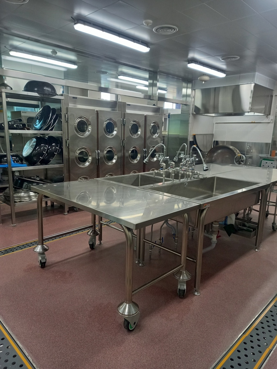 ▲ 경북교육청은 학생들에게 질 높은 급식을 제공하고 급식 종사자의 근로 환경을 획기적으로 개선하기 위해 노후 기구 교체 및 소규모 시설 개선비로 총 36억 원을 지원한다.ⓒ경북교육청