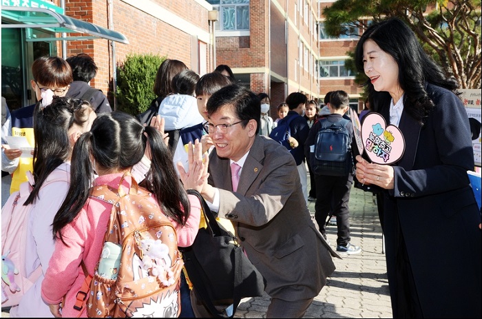 ▲ 윤건영 충북도교육감이 7일 남평초등학교에서 '눈높이 인성프로젝트' 활동을 펼치며 학생들과 눈을 맞추며 대화를 하고 있다.ⓒ충북도교육청 제공