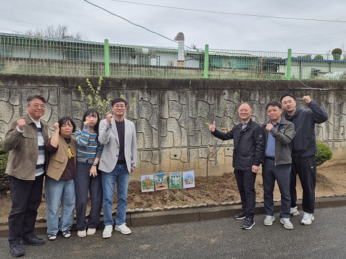 ▲ 한국법무보호공단 충북지부 임직원들이 6일 자두나무를 심으며 청렴의지를 다졌다.ⓒ한국법무보호복지공단 충북지부