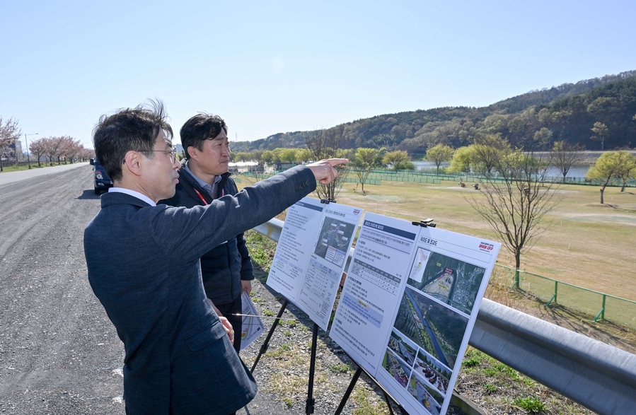 ▲ 김정기 대구시 권한대행 행정부시장은 7일 오후 금호강 르네상스 주요 사업 현장을 찾아 추진 상황을 직접 점검했다(금호워터프론트 현장 점검방문).ⓒ대구시