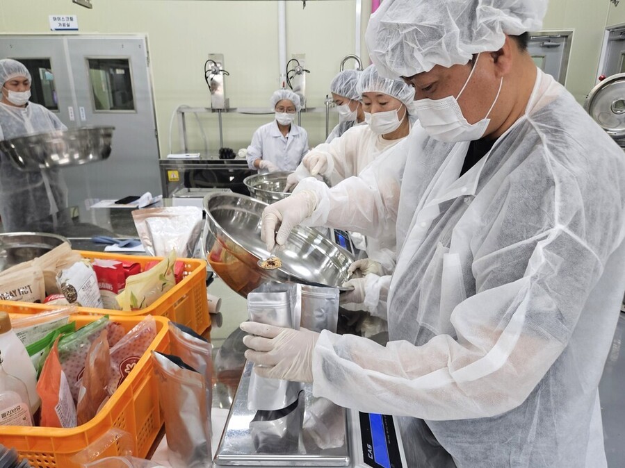 ▲ 보성군, 농산물 가공 창업 교육 ‘순항’ 공유 주방 관심 급증_농산물 가공 창업 교육에서 그래놀라 만들기 실습을 하고 있다.ⓒ보성군 제공