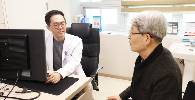 ▲ 세명기독병원 지역심뇌혈관질환센터 심혈관센터 김유민 부장이 지난 2월, 협심증으로 치료를 받고 일상으로 돌아온 A씨를 진료하는 모습.ⓒ세명기독병원