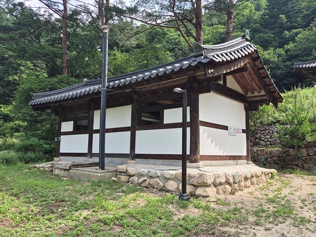 ▲ 영시암 공중 화장실 모습. ⓒ인제군