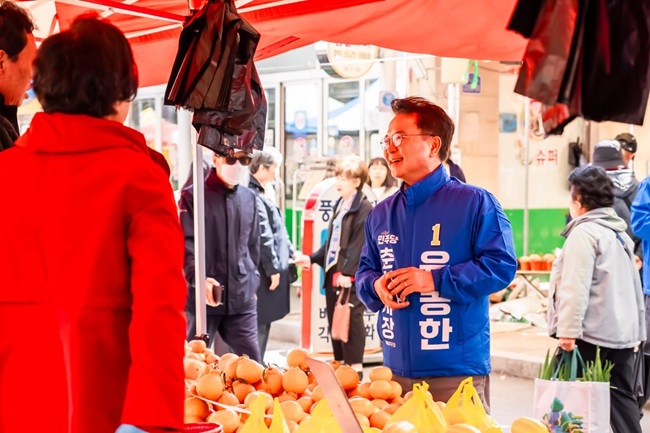 ▲ 육동한 춘천시장 예비후보가 7일 오후 춘천 풍물시장을 찾아 상인들과 시민들을 만나며 민생 현장의 목소리를 들었다. ⓒ육동한 춘천시장 후보선거단