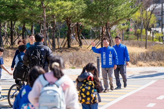 ▲ 육동한 춘천시장 예비후보가 춘천초등학교로 이어지는 하굣길을 직접 걸으며 통학 안전 실태를 점검했다. ⓒ육동한 춘천시장 예비후보선거단