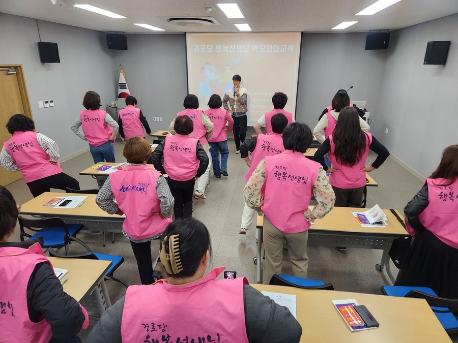 ▲ 청도군은 7일 군 치매안심센터 회의실에서 대한노인회와 연계해 경로당 행복선생님을 대상으로 역량 강화 교육을 진행했다.ⓒ청도군