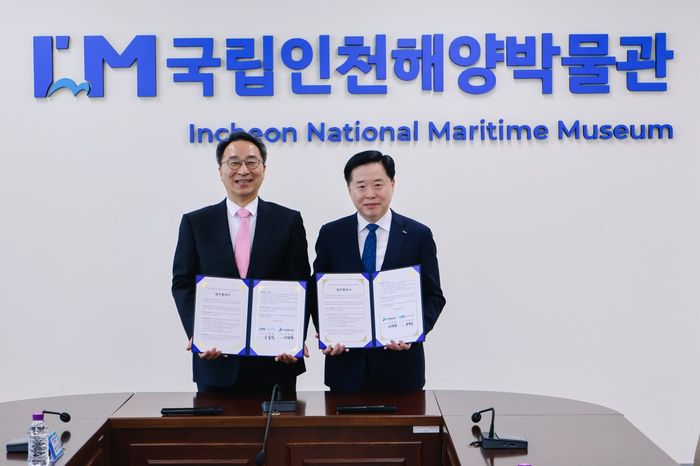 ▲ 이경규(오른쪽)IPA 사장과 우동식 국립인천해양박물관장이 업무협약을 체결 한 후 기념 사진을 찍고 있다. ⓒ IPA 제공