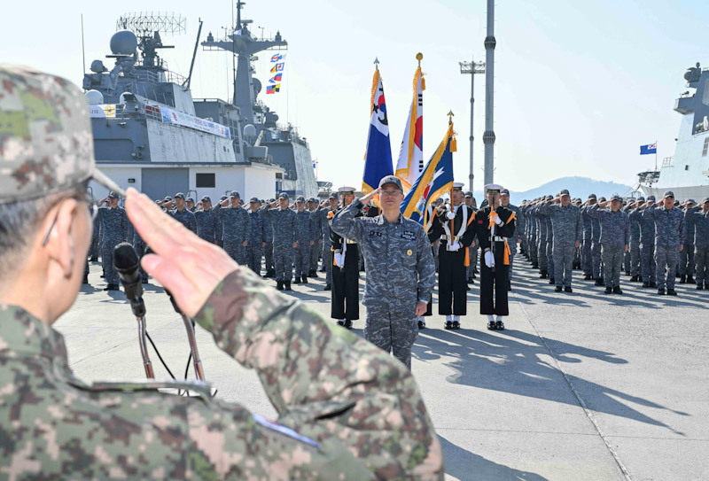 ▲ 김성완 청해부대 46진 부대장이 지난 2월 12일 경남 창원시 진해군항에서 열린 청해부대 46진 입항 환영행사에서 김경률 해군작전사령관에게 파병복귀 신고를 하는 모습. ⓒ해군 진해기지사령부 제공