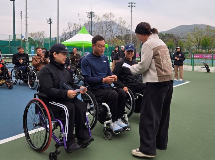 ▲ 박재철 선수(가운데) 수상 모습.ⓒ세종시장애인체육회