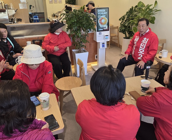 ▲ 최민호 세종시장 예비후보가 지난 7일 새터민에서 시민들과 대화를 하고 있다.ⓒ최민호 세종시장 예비후보 선거 캠프