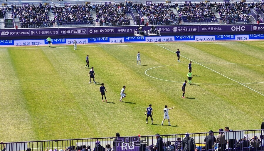 ▲ FC안양이 FC서울과 경기에서 스리백으로 시작했다.ⓒ뉴데일리