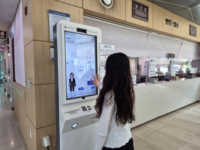 ▲ 수원시 보건소에서 설치된 ‘배리어프리 키오스크’. ⓒ수원시 제공