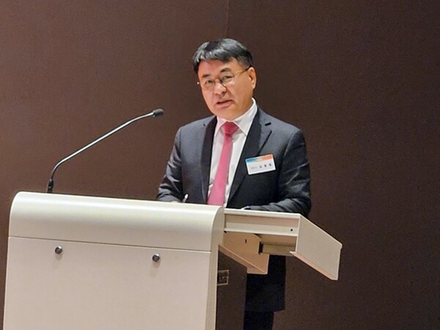 ▲ 김홍철 HLB 대표이사가 그룹 IR데이 행사에서 발표하고 있다. 260402  ⓒHLB