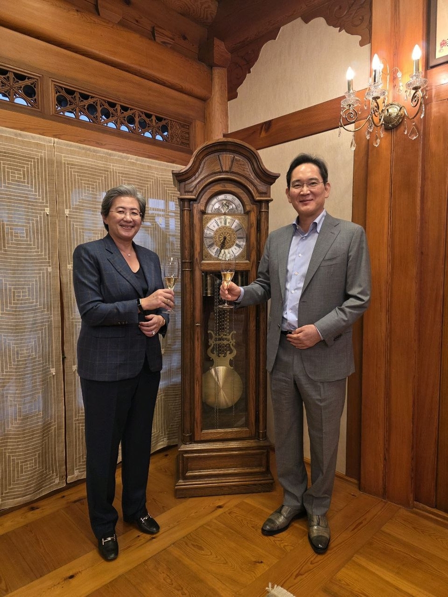 ▲ 이재용(오른쪽) 삼성전자 회장이 지난달 18일 서울 용산구 이태원동 승지원에서 리사 수 AMD 최고경영자(CEO)와 만찬에 앞서 술잔을 들고 기념 촬영하고 있다. 두 사람은 HBM4 우선 공급을 포함한 AI 메모리·컴퓨팅 분야 협력 확대 방안을 논의했다. ⓒ삼성전자