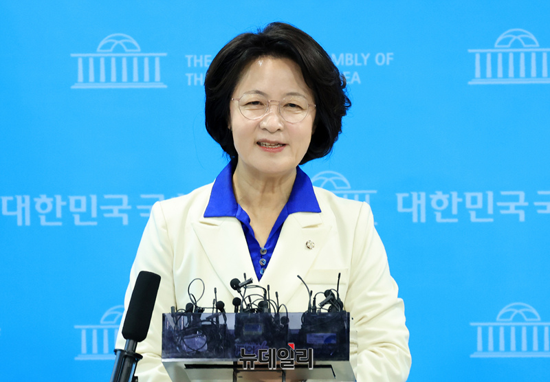 ▲ 더불어민주당 경기도지사 후보로 공천이 확정된 추미애 의원이 8일 국회 소통관에서 현안 기자회견을 마치고 기자들의 질문에 답하고 있다. ⓒ이종현 기자