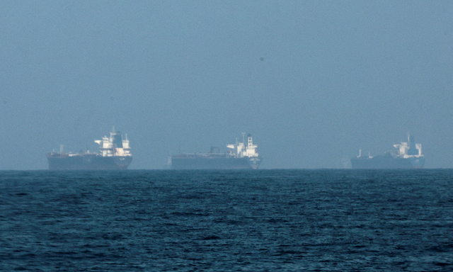 ▲ 미국과 이란 간의 전쟁으로 봉쇄된 호르무즈해협 인근 해상에 유조선들이 정박하고 있다. ⓒ연합뉴스