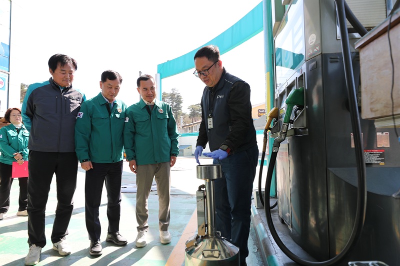 ▲ 김진태 강원특별자치도지사가 중동 전쟁 여파에 따른 국제유가상승으로 도민 생활비 부담이 커짐에 따라 도내 주유소를 방문해 현장 실태를 점검했다. ⓒ강원특별자치도